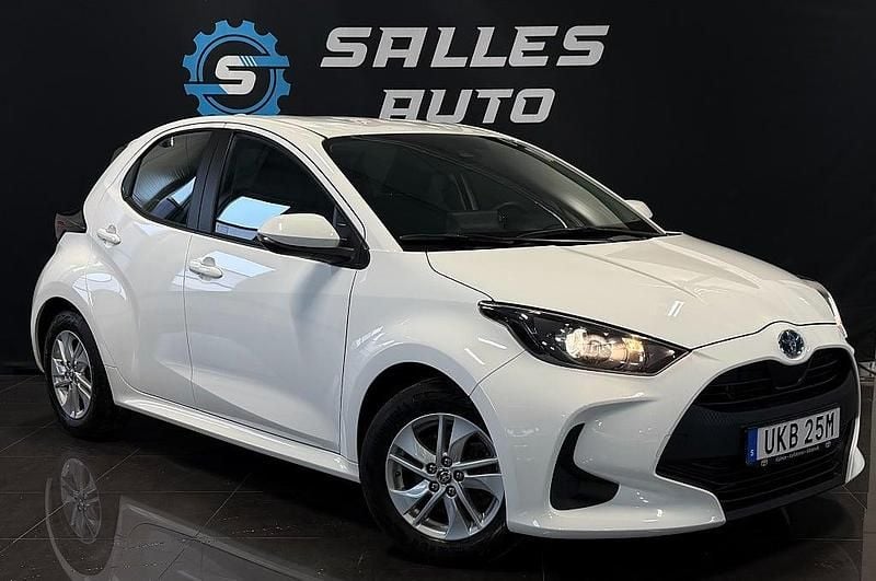 Begagnad Toyota Yaris Hybrid Active 116 HK (85 kW) 2023 Vit Halvkombi