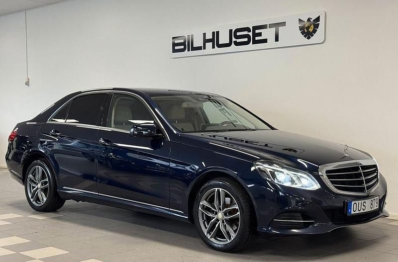 Mörkblå (blå) Begagnad 2013 Mercedes E220 Sedan | 159 900 kr (Marknadspris) - Bild 1/4