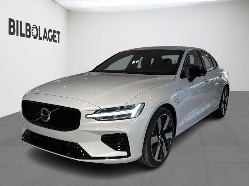 Vit Ny 2024 Volvo S60 Plus Sedan | 499 800 kr (Marknadspris) - Bild 1/4