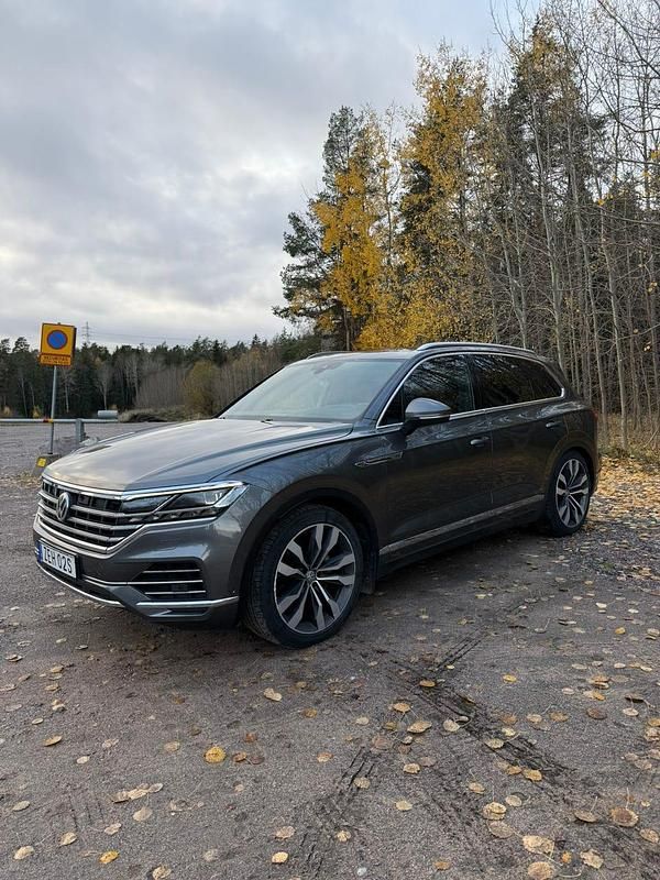 Gray metallic Begagnad 2019 VW Touareg SUV | 430 000 kr (Marknadspris) - Bild 1/4