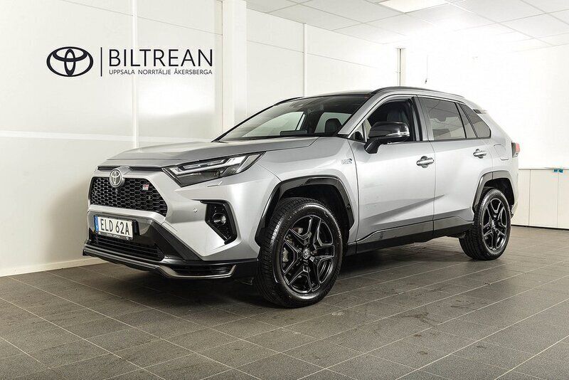 Silver Begagnad 2023 Toyota RAV4 Hybrid Sport SUV | 574 900 kr (Lite dyr) - Bild 1/4