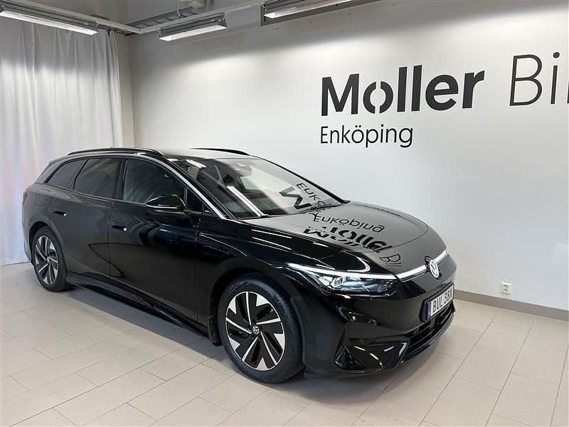 Svart (grenadilla black metallic) Begagnad 2025 VW ID.7 Pro Kombi | 559 800 kr (Marknadspris) - Bild 1/4