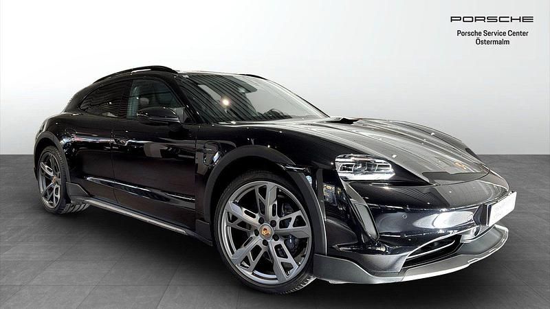 Svart (jet black metallic) Begagnad 2023 Porsche Taycan Cross Turismo Sedan | 795 000 kr (Marknadspris) - Bild 1/4