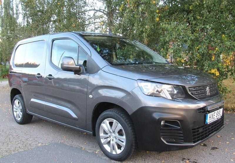 Grå (mörkgrå metallic) Begagnad 2020 Peugeot Partner Minibuss | 139 000 kr (Bra pris) - Bild 1/4