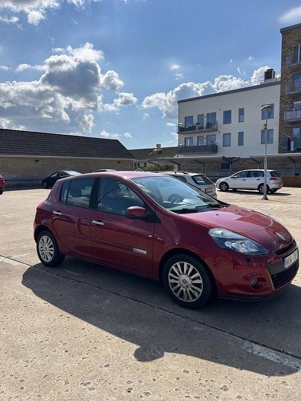Röd Begagnad 2009 Renault Clio R.S. Halvkombi | 50 000 kr (Lite dyr) - Bild 1/4