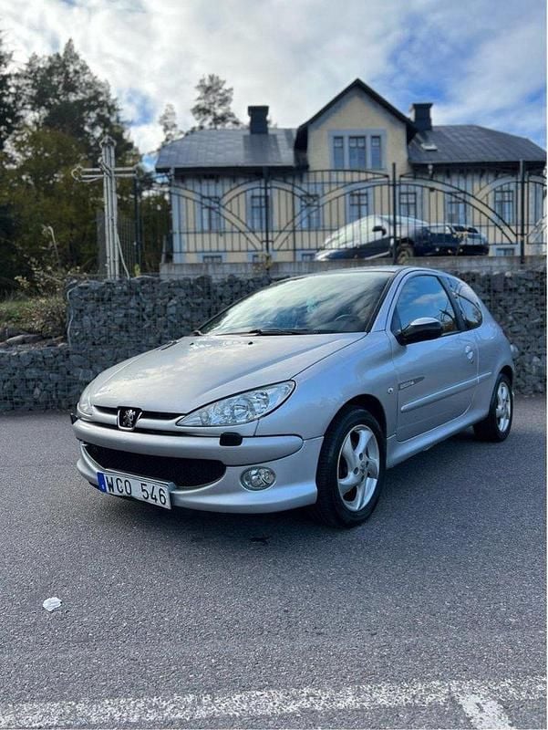 Grå Begagnad 2005 Peugeot 206 Halvkombi | 15 900 kr (Marknadspris) - Bild 1/4
