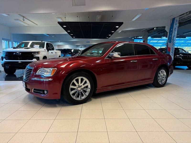 Mörkröd Begagnad 2014 Chrysler 300C Sedan | 239 000 kr - Bild 1/4