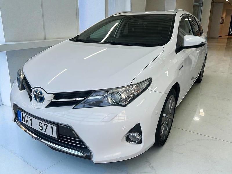 Vit Begagnad 2013 Toyota Auris Executive Kombi | 109 900 kr (Marknadspris) - Bild 1/4
