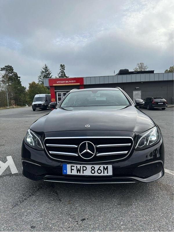 Svart Begagnad 2020 Mercedes E220 Avantgarde Kombi | 171 000 kr (Marknadspris) - Bild 1/4