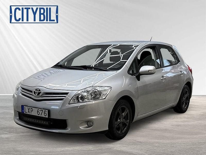 Silver Begagnad 2011 Toyota Auris Plus Halvkombi | 89 900 kr (Marknadspris) - Bild 1/4