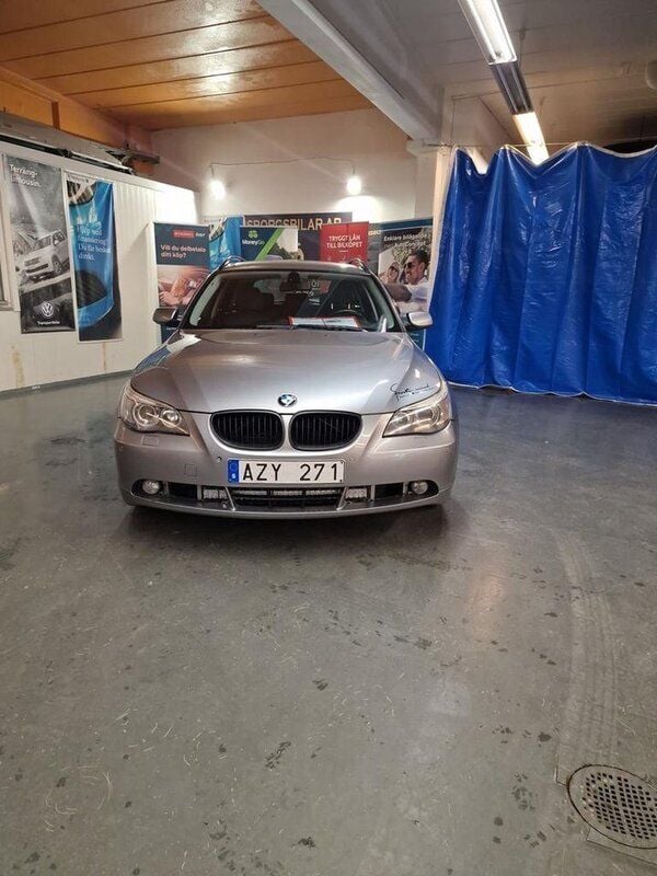 Ljusgrå Begagnad 2006 BMW 530 Kombi | 64 999 kr (Marknadspris) - Bild 1/4
