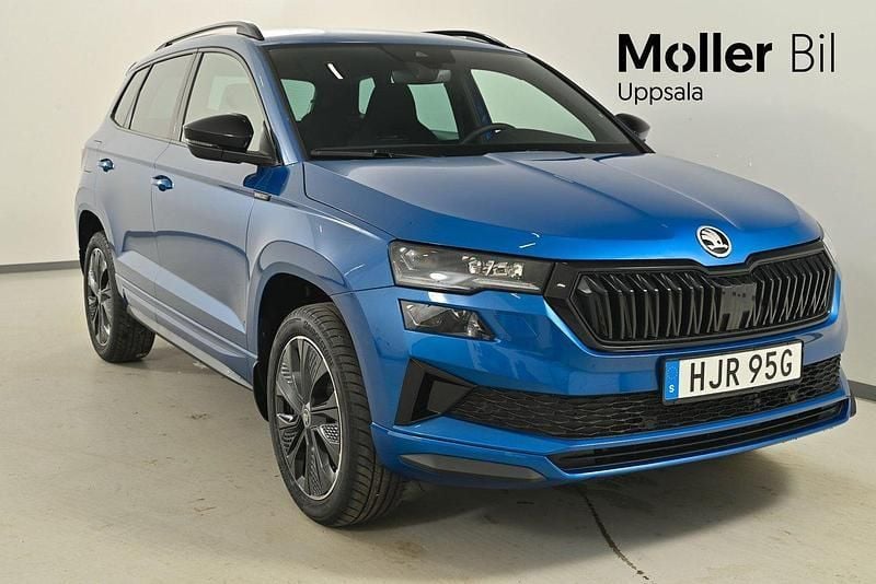 Blå (race blue metallic) Ny 2025 Skoda Karoq SportLine SUV | 390 900 kr (Marknadspris) - Bild 1/4
