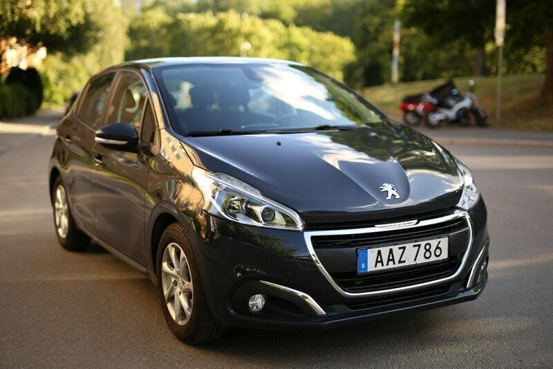 Grå Begagnad 2018 Peugeot 208 Halvkombi | 89 900 kr (Bra pris) - Bild 1/4