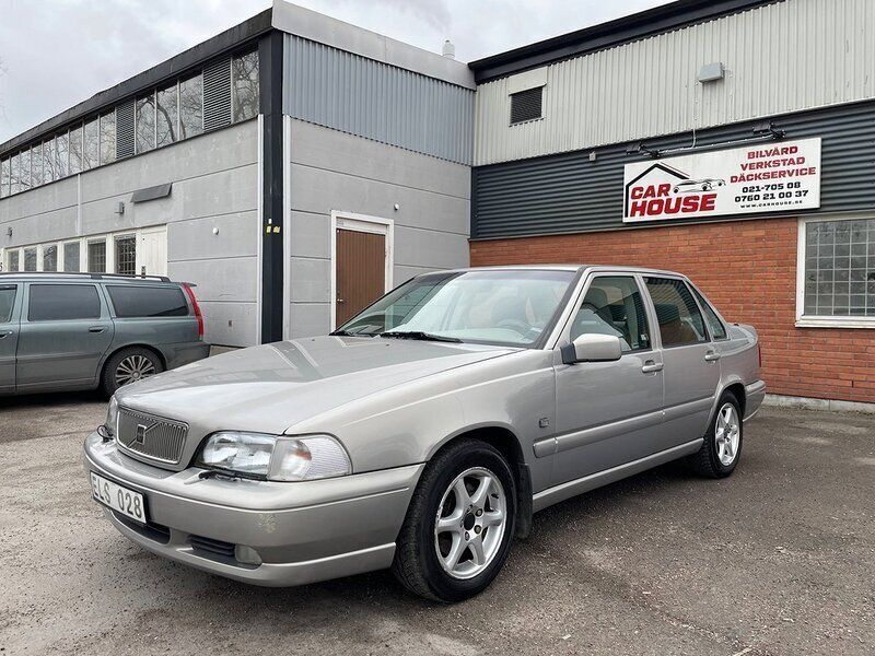 Ljusgrå Begagnad 1998 Volvo S70 SE Sedan | 29 800 kr (Marknadspris) - Bild 1/4