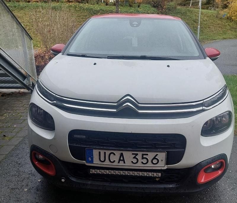 Vit Begagnad 2017 Citroën C3 PureTech Halvkombi | 100 000 kr (Bra pris) - Bild 1/4