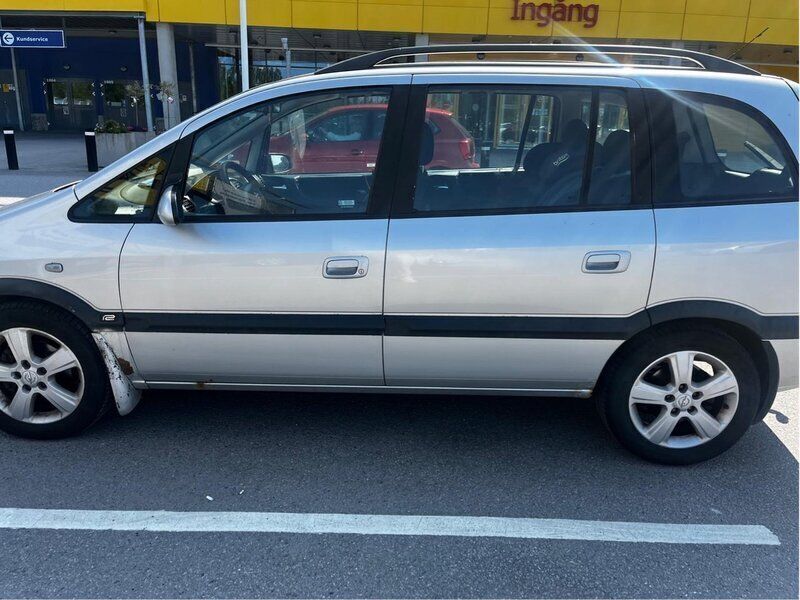 Grå Begagnad 2004 Opel Zafira Minibuss | 15 500 kr - Bild 1/4