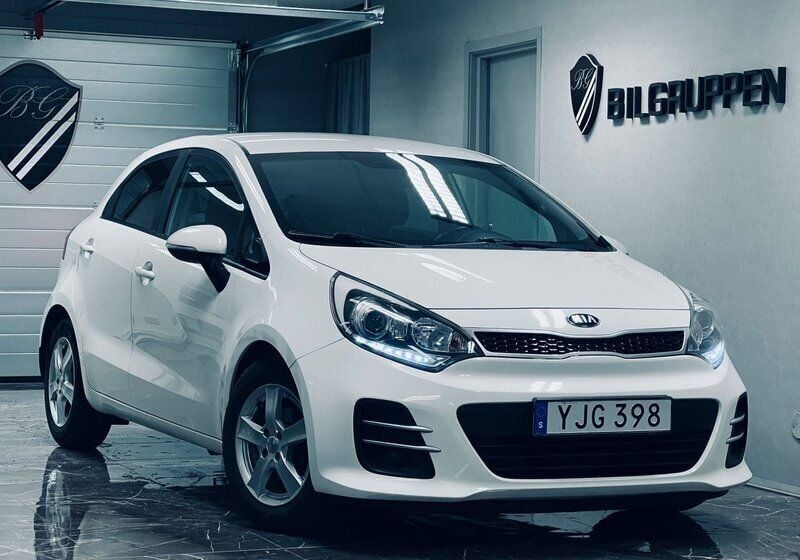 Vit Begagnad 2016 Kia Rio Halvkombi | 89 900 kr (Dyr) - Bild 1/4