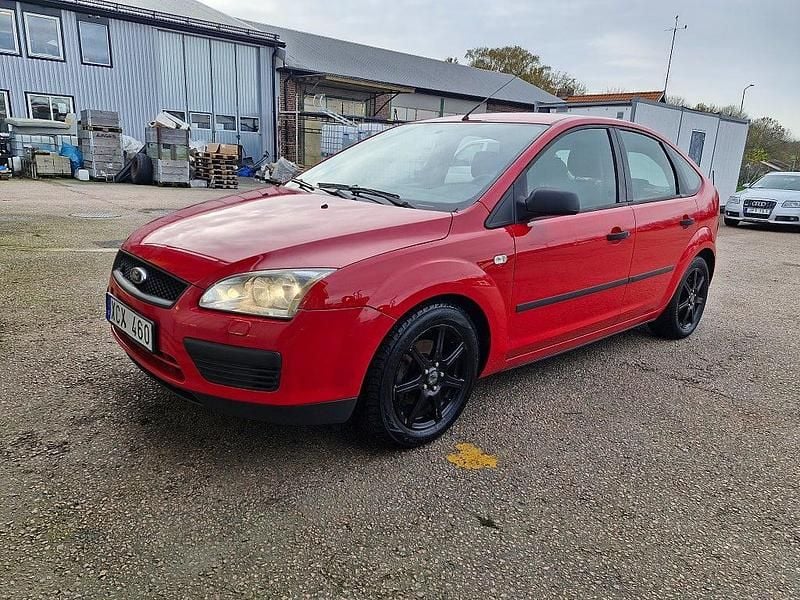 Röd Begagnad 2005 Ford Focus Halvkombi | 19 499 kr (Marknadspris) - Bild 1/4