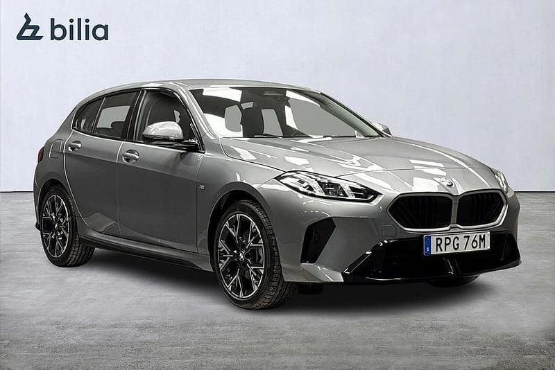 Grå Begagnad 2025 BMW 120 Shadowline Halvkombi | 369 000 kr - Bild 1/4