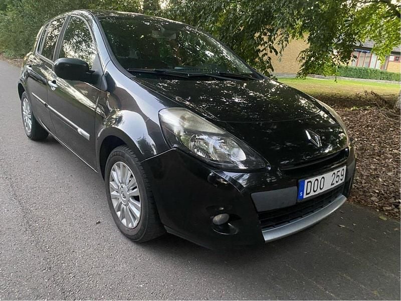 Svart Begagnad 2012 Renault Clio R.S. Halvkombi | 39 000 kr (Marknadspris) - Bild 1/4