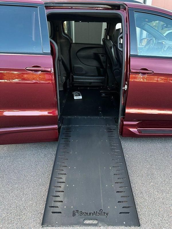 Begagnad Chrysler Pacifica 291 HK (214 kW) 2018 Röd Minibuss