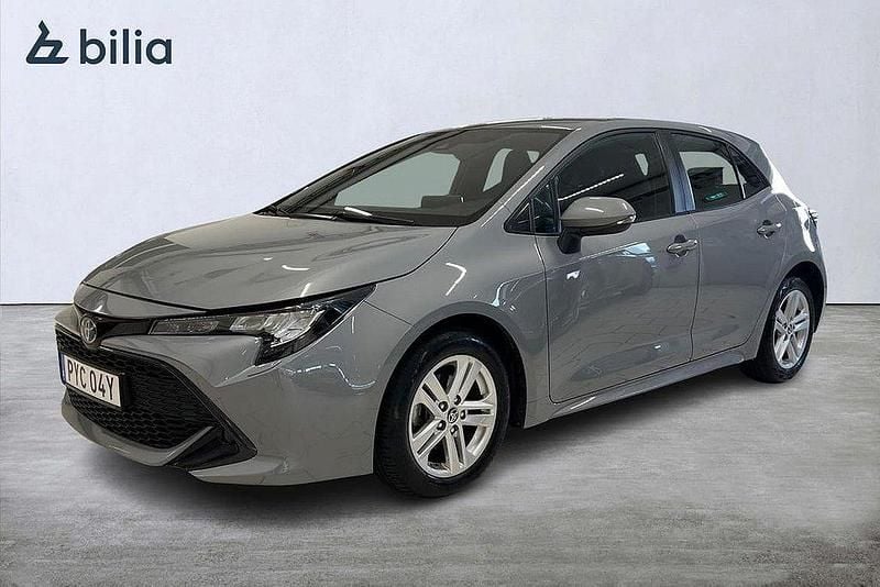 Grå Begagnad 2022 Toyota Corolla Hybrid Active Halvkombi | 239 900 kr (Marknadspris) - Bild 1/4