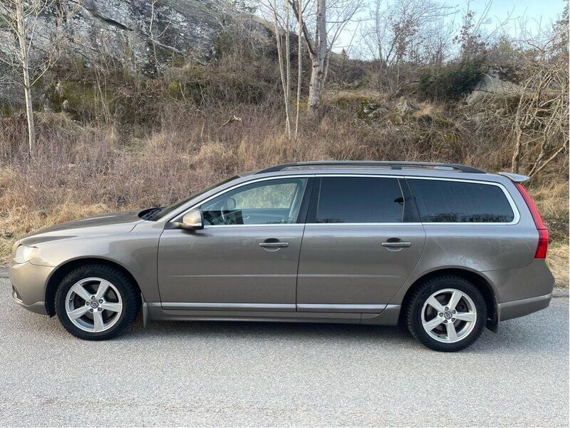 Grå Begagnad 2012 Volvo V70 Momentum Kombi | 82 500 kr (Bra pris) - Bild 1/4