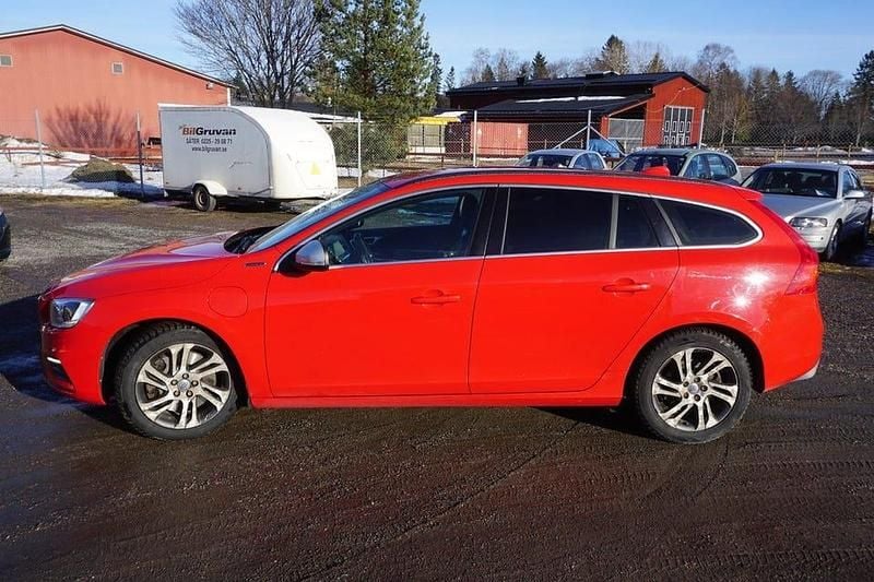 Begagnad Volvo V60 R-Design 231 HK (169 kW) 2016 Röd Kombi