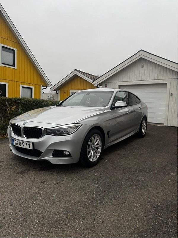 Silver Begagnad 2014 BMW 320 Gran Turismo M Sport Halvkombi | 99 000 kr (Marknadspris) - Bild 1/4