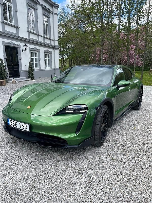 Begagnad Porsche Taycan Cross Turismo 360 kW (490 HK) 2021 Mambagrön