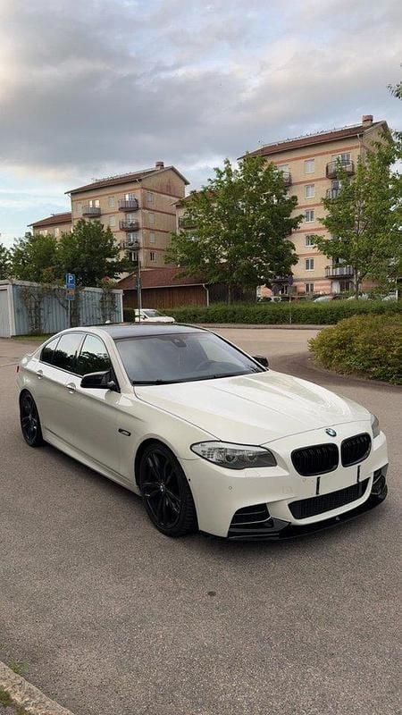 Begagnad 2013 BMW M550 Sedan | 225 000 kr (Marknadspris) - Bild 1/4