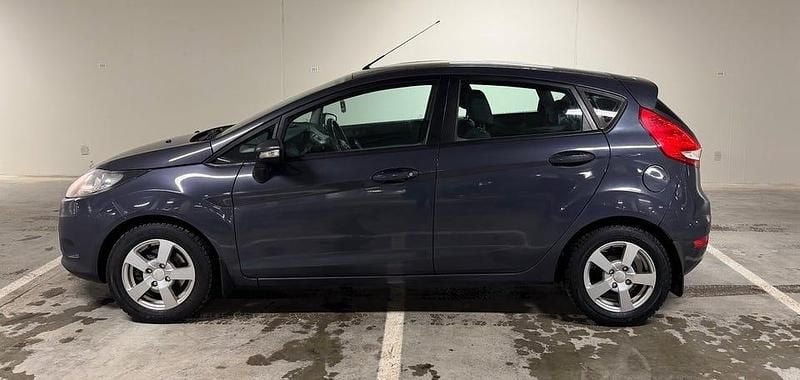 Begagnad Ford Fiesta Trend 69 HK (50 kW) 2011 Blå Halvkombi
