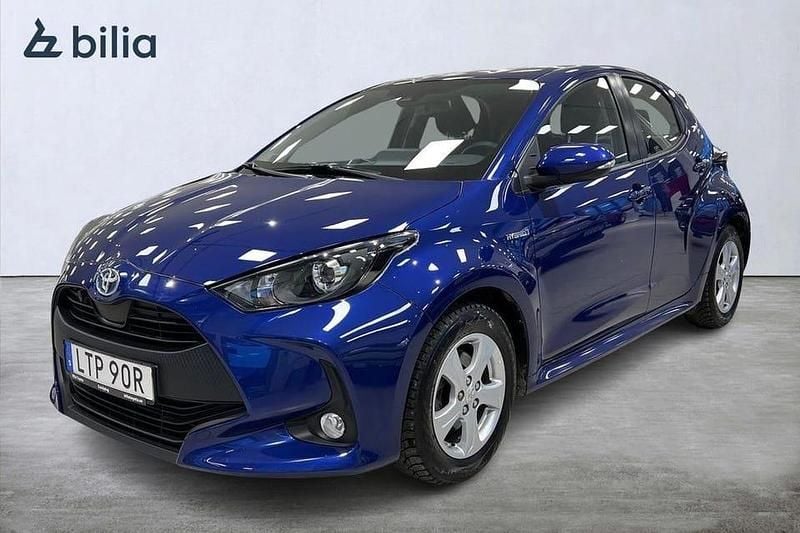 Blå Begagnad 2021 Toyota Yaris Hybrid Active Halvkombi | 189 900 kr (Marknadspris) - Bild 1/3