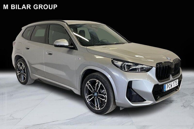 Grå Begagnad 2024 BMW X1 M Sport SUV | 549 000 kr (Marknadspris) - Bild 1/4