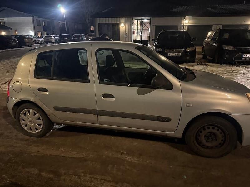 Begagnad Renault Clio II 75 HK (55 kW) 2003 Halvkombi