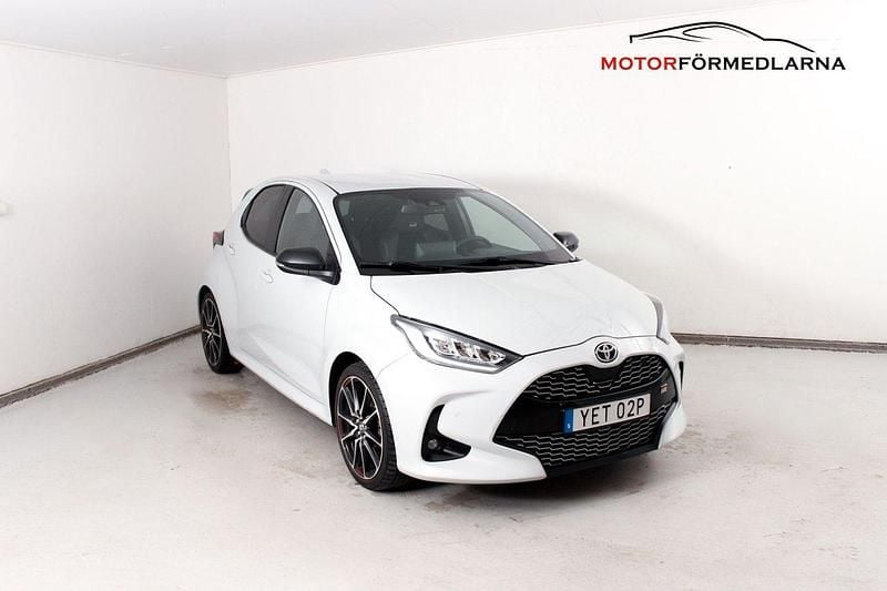 Grå Begagnad 2022 Toyota Yaris Hybrid Sport Halvkombi | 239 000 kr (Marknadspris) - Bild 1/4
