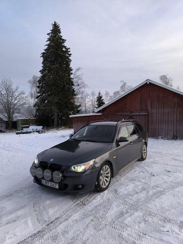 Grå Begagnad 2010 BMW 530 Kombi | 85 000 kr (Marknadspris) - Bild 1/4