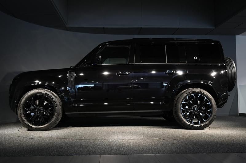 Ny Land Rover Defender Black Edition 635 HK (467 kW) 2026 Svart SUV