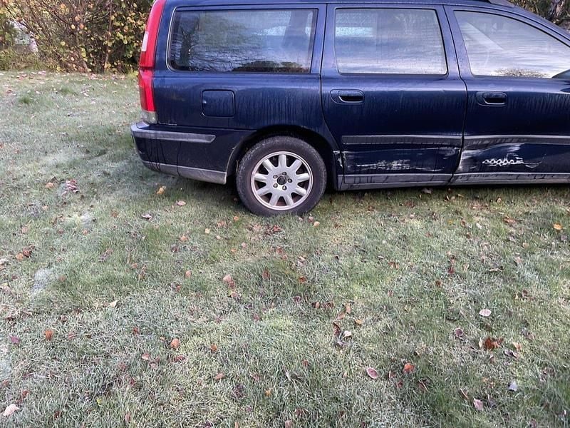 Blå Begagnad 2002 Volvo V70 Business Edition Kombi | 5 000 kr (Superpris) - Bild 1/4