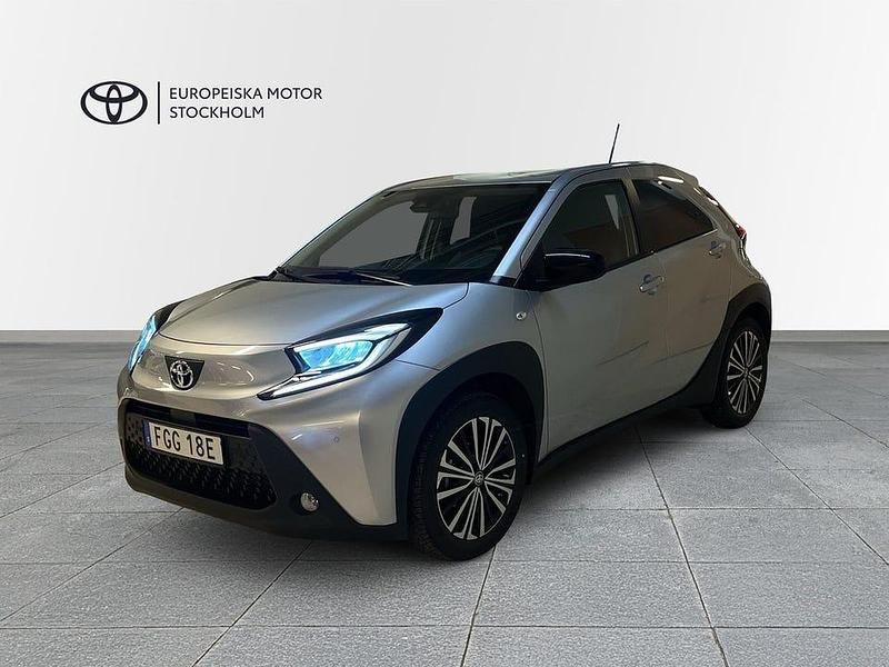 Silver Begagnad 2022 Toyota Aygo X Comfort SUV | 184 900 kr (Marknadspris) - Bild 1/3