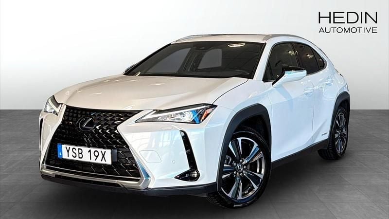 Vit (white) Begagnad 2020 Lexus UX 250h E-FOUR SUV | 269 900 kr (Marknadspris) - Bild 1/4