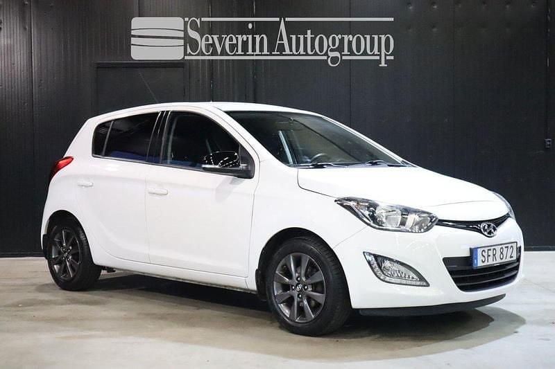 Vit Begagnad 2014 Hyundai i20 Select Halvkombi | 49 000 kr (Marknadspris) - Bild 1/4