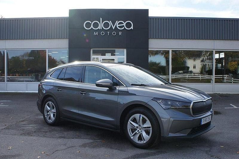 Grå Begagnad 2022 Skoda Enyaq iV SUV | 314 900 kr (Bra pris) - Bild 1/4
