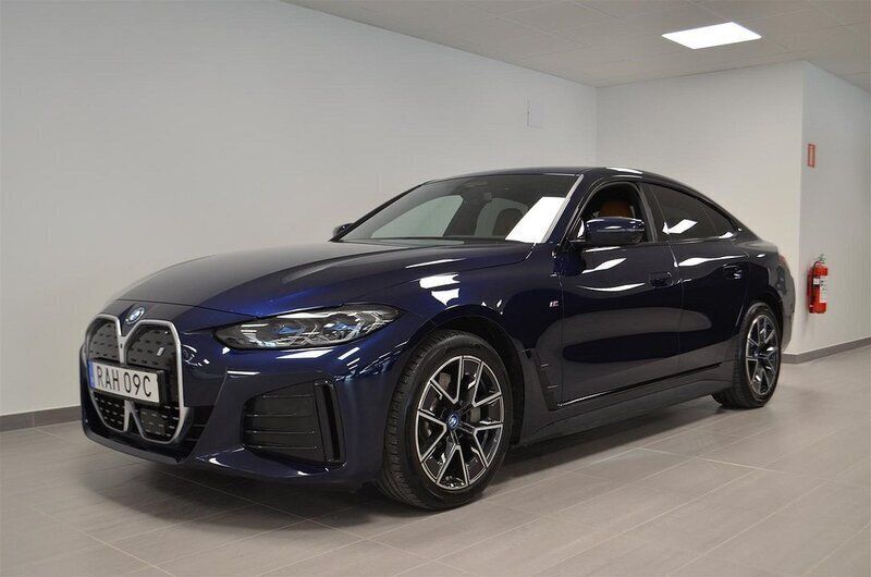 Blå/lila Begagnad 2023 BMW i4 Shadowline Sedan | 579 800 kr (Bra pris) - Bild 1/4