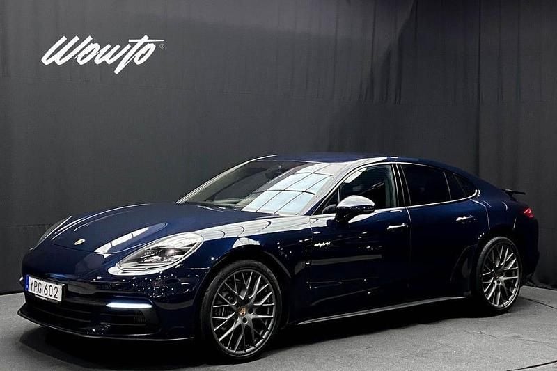 Night blue metallic Begagnad 2018 Porsche Panamera 4 Sedan | 529 800 kr (Marknadspris) - Bild 1/3