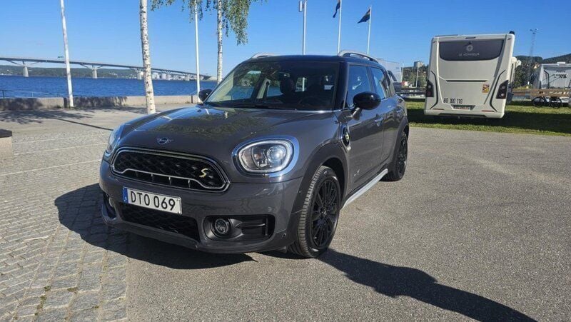 Grå Begagnad 2020 Mini Countryman Chili SUV | 279 000 kr (Marknadspris) - Bild 1/4