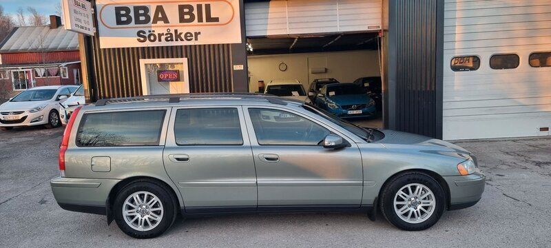 Ljusgrön (grön) Begagnad 2007 Volvo V70 Kinetic Kombi | 39 900 kr (Marknadspris) - Bild 1/4