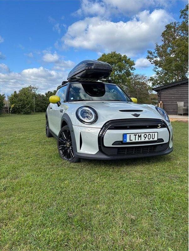 Silver Begagnad 2022 Mini Cooper SE Halvkombi | 220 000 kr (Marknadspris) - Bild 1/4