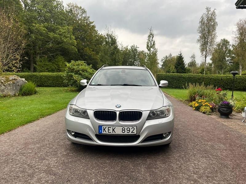 Begagnad BMW 318 143 HK (105 kW) 2010 Kombi