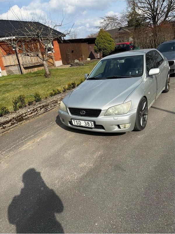 Silver Begagnad 2003 Lexus IS200 Sedan | 37 000 kr - Bild 1/4